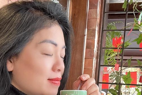 Angela Phương Trinh khoe body nảy nở, Anh Thơ an nhiên
