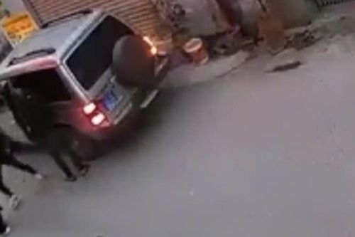 Tài xế xe biển xanh và người phụ nữ đánh nhau vì đậu xe trước ki ốt