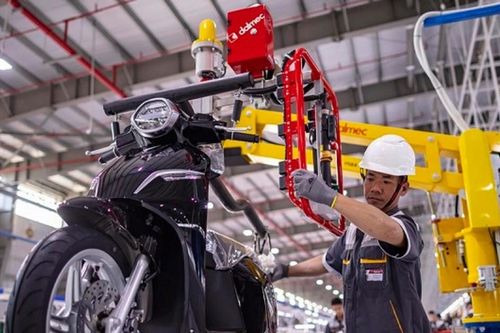 Lượng xe máy mới sản xuất trong nước giảm gần 30% trong tháng đầu năm