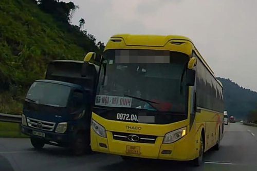 Thót tim cảnh tài xế xe khách vượt ẩu, chèn ô tô tải ở cao tốc Nội Bài - Lào Cai