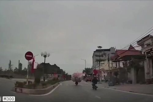 Chùm bóng bay bốc cháy sau khi va quẹt trên đường
