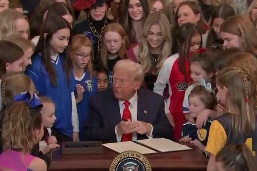 Video ông Trump ký sắc lệnh cấm người chuyển giới tham gia giải đấu dành cho nữ
