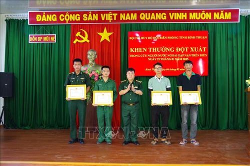 Khen thưởng các cá nhân cứu du khách nước ngoài bị sóng cuốn