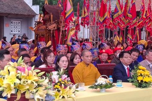 Người dân đội mưa nô nức xem lễ rước kiệu đầu xuân tại chùa Đậu