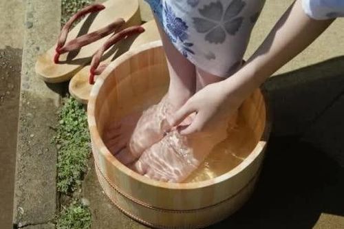 Trước khi đi ngủ, ngâm chân bằng giấm trắng có rất nhiều tác dụng nhưng đáng tiếc là nhiều người chưa biết