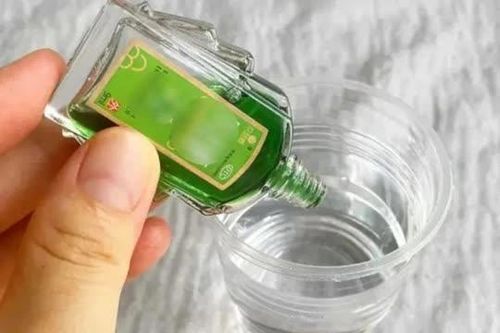 Đổ dầu gió vào giấm trắng giúp giải quyết vấn đề lớn nhất của mọi nhà! Tiếc rằng đến bây giờ nhiều người mới biết