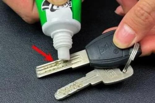 Việc bôi kem đánh răng lên chìa khóa thực sự rất hữu ích, hàng xóm đã học được điều đó