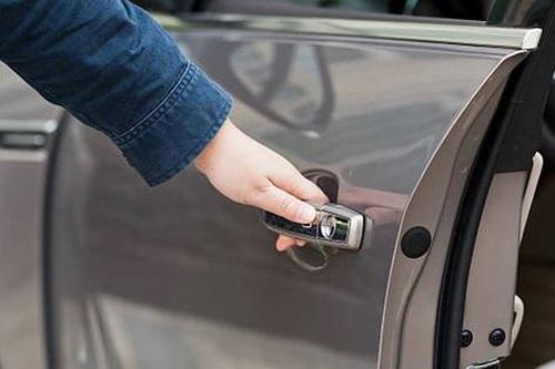 Cửa ô tô bật ra khi xe đang chạy, chỉ trong trường hợp nào?