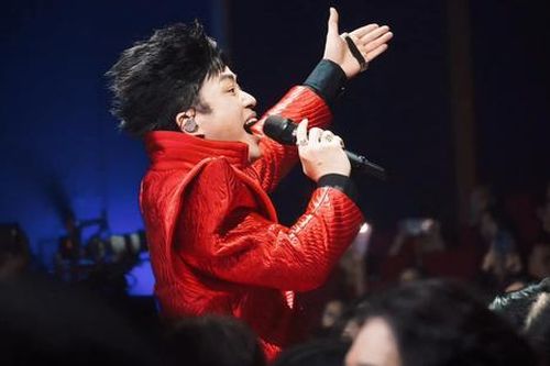 Vì sao Tùng Dương 'gây sốt' khi hát nhạc trẻ?