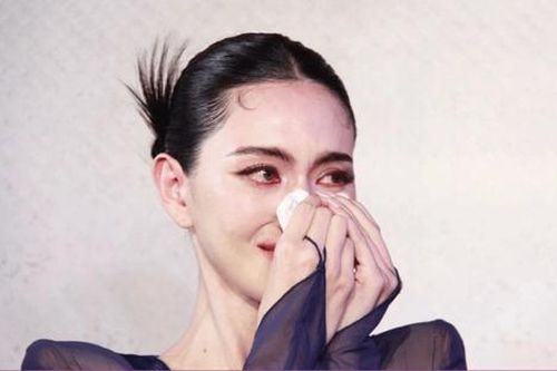 Mai Davika bật khóc trước tin đồn bỏ rơi bố ruột bệnh nặng