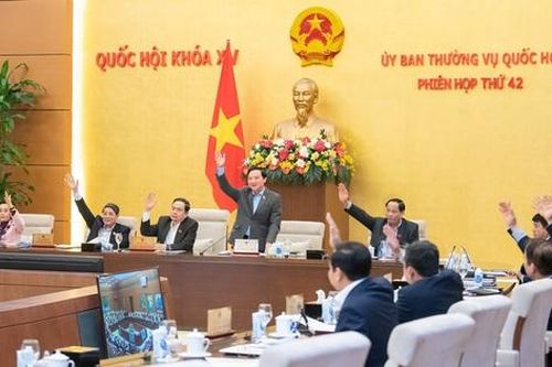 Thường vụ Quốc hội thông qua Nghị quyết về bảng lương chuyên môn, nghiệp vụ ngành Tòa án, Kiểm sát
