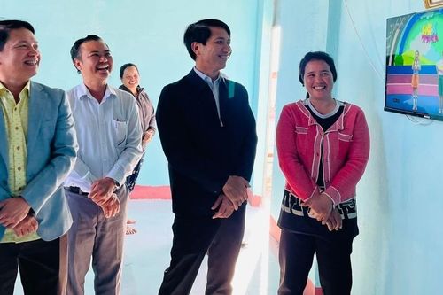 Phó Bí thư Tỉnh ủy Nguyễn Ngọc Lương: Khảo sát nắm tình hình và tặng quà nhân dân tại Khu tái định cư Suối Cạn