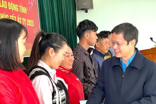 Liên đoàn Lao động tỉnh Gia Lai tặng quà đoàn viên, người lao động có hoàn cảnh khó khăn