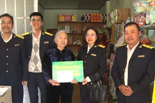 Trao thưởng chương trình 'Hóa đơn may mắn'
