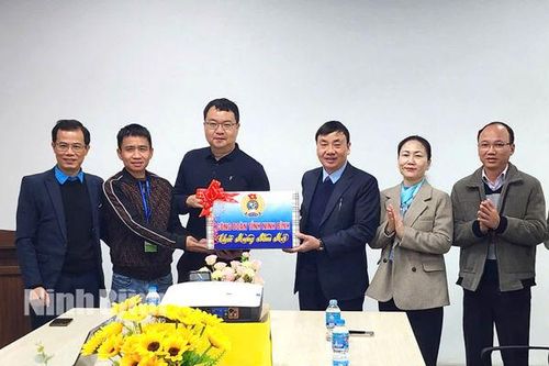 LĐLĐ tỉnh thăm, chúc Tết và tặng quà công nhân lao động tại các doanh nghiệp