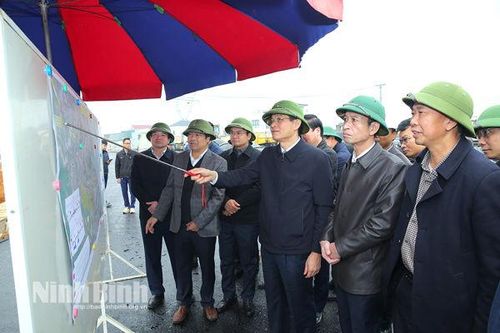Các đồng chí lãnh đạo tỉnh thăm, kiểm tra, động viên sản xuất đầu năm