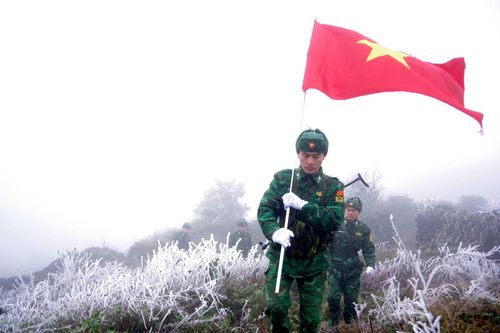Những chiến sỹ quân hàm xanh giữ sắc hồng biên cương