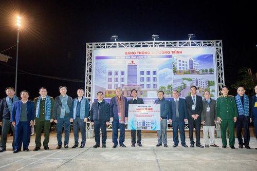 Tổng Bí thư Tô Lâm trao quà tặng người dân huyện Quản Bạ, tỉnh Hà Giang