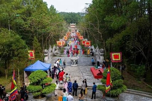 Đông đảo du khách và người dân đến khai hội Đền Huyền Trân