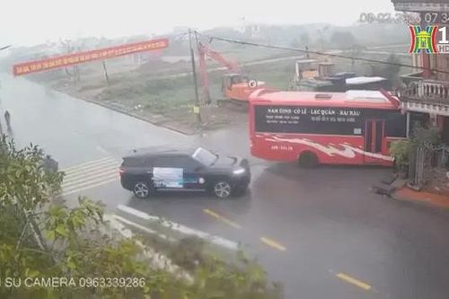Tránh xe con sang đường ẩu, xe khách lao vào nhà dân