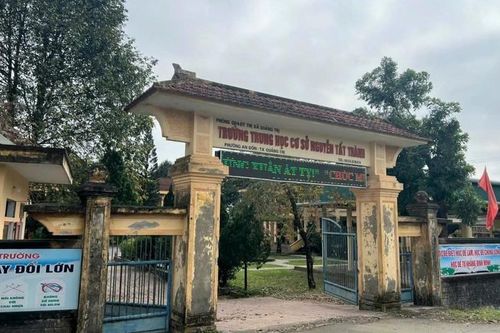 Một học sinh bị người lạ dụ đón, cảnh giác thế nào với tội phạm trước cổng trường?