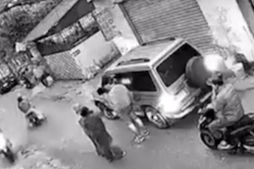 Đậu xe biển xanh trước cửa hàng, tài xế và gia chủ xảy ra xô xát