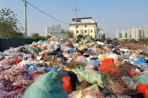 Bãi rác ngập bánh kẹo còn nguyên bao bì ở thủ phủ La Phù, Hà Nội, chính quyền nói gì?