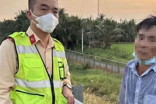 Clip: Khoảnh khắc hãi hùng người đàn ông chui qua cửa taxi trên cao tốc, danh tính và sức khỏe gât bất ngờ