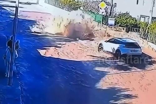 Vỡ đường ống, nước đục phun trào gây ngập cả khu phố