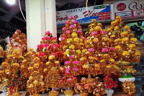 Vì sao có quan niệm đầu năm đi lễ không đặt cành vàng lá ngọc lên ban thờ?