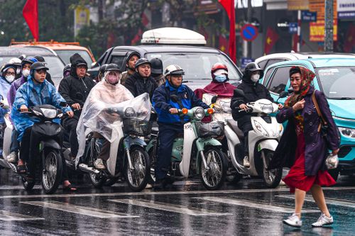 Vắng bóng CSGT, người Hà Nội vẫn chờ đèn đỏ 'thẳng như kẻ chỉ'