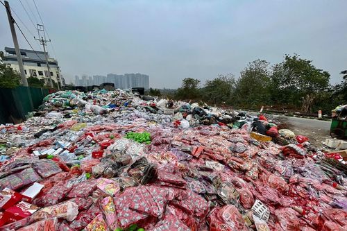 Huy động máy móc dọn núi bánh kẹo 'lạ' bị xả giữa làng La Phù