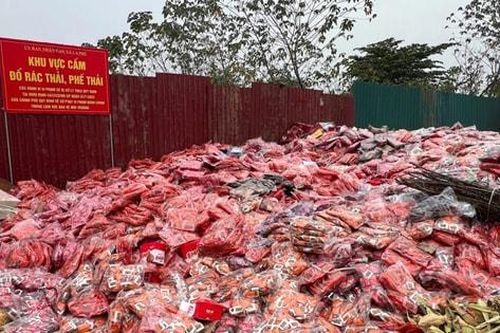 Hoài Đức: Xã La Phù thu dọn hàng chục tấn thực phẩm, bánh kẹo đổ trộm tại bãi rác