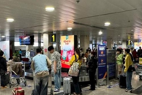 Mùng 9 Tết, sân bay Tân Sơn Nhất vẫn nhộn nhịp hành khách
