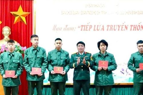 Quận Tây Hồ 'Tiếp lửa truyền thống' cho tân binh lên đường nhập ngũ