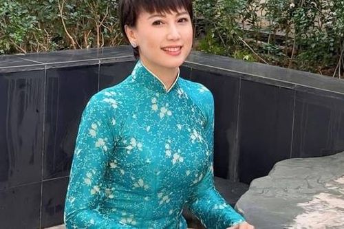 Mẹ vợ Đoàn Văn Hậu diện áo dài khiến dân tình trầm trồ vì quá trẻ trung ở tuổi U50