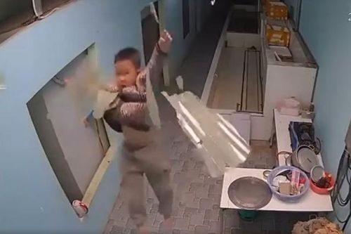 Clip rơi từ nóc nhà xuống đất, bé trai may mắn thoát nạn