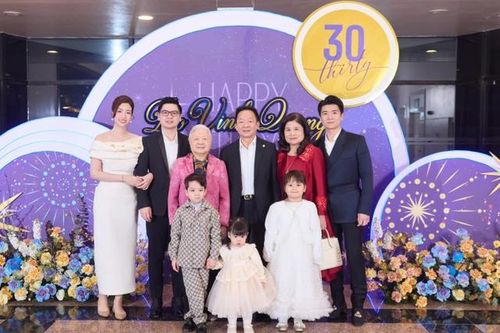 Mẹ chồng Đỗ Mỹ Linh xách túi da cá sấu bạch tạng tiền tỷ trong sinh nhật con trai