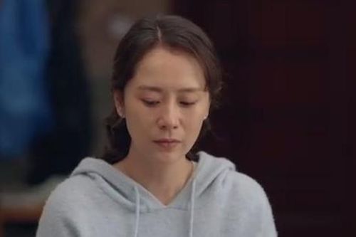 Mùng 1 Tết, nghe tiếng động lạ trong phòng mẹ chồng giữa đêm, cả đời sau tôi không thể quên: 'Tại sao mẹ lại...'