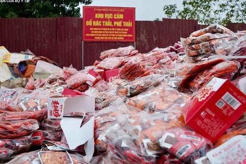 Hàng tấn bánh kẹo, xúc xích bị vứt ra bãi rác ở Hoài Đức, xử lý thế nào?