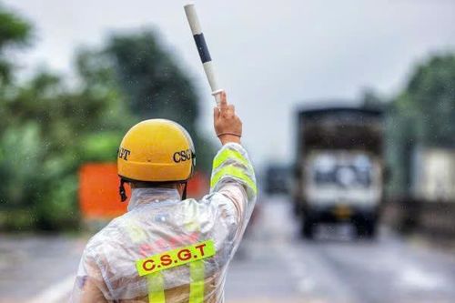 CSGT Hà Nội khuyến cáo người dân di chuyển trong thời tiết sương mù và mưa