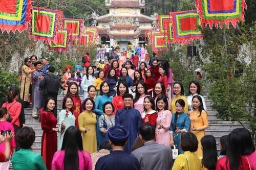 Dòng người khai hội đền Huyền Trân tưởng nhớ công ơn bậc tiền nhân mở cõi