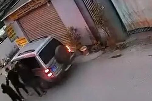 Tài xế xe biển xanh bị người phụ nữ đánh, chửi vì tranh cãi việc đậu xe