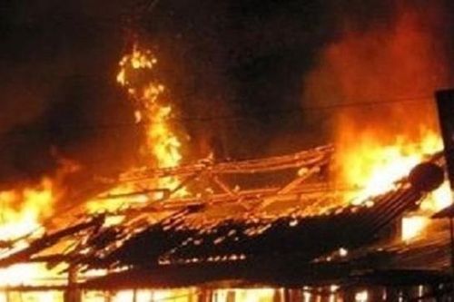 Mâu thuẫn việc phân chia đất đai, con trai phóng hỏa đốt nhà khiến mẹ ruột bị bỏng nặng
