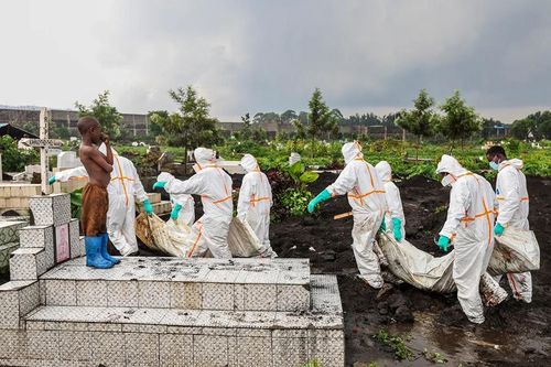 'Chạy đua' chôn cất 2.000 thi thể trong xung đột ở miền đông Congo