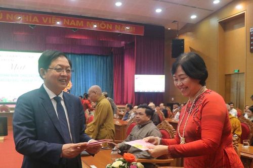 Bình Định: Gặp mặt trí thức, doanh nhân, chức sắc tôn giáo, người có uy tín và kiều bào nhân dịp năm mới