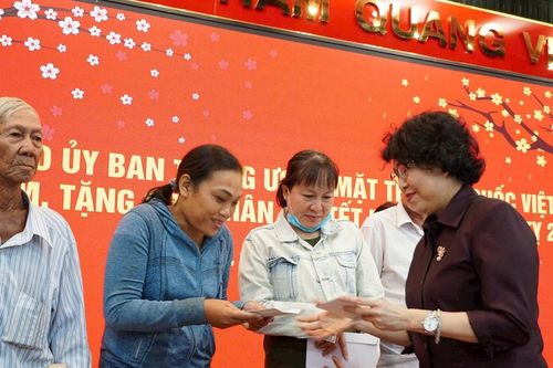 Phó Chủ tịch Tô Thị Bích Châu trao quà đầu Xuân cho người dân tại TP Hồ Chí Minh