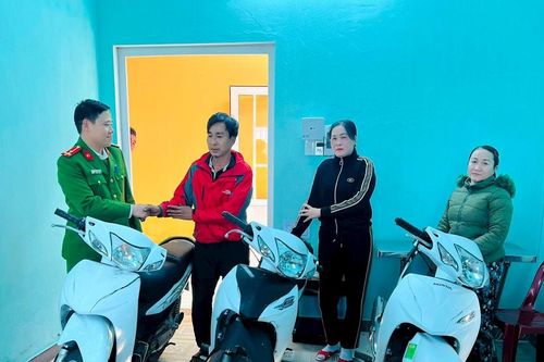 Trao trả nhiều xe máy của người dân bị mất trộm