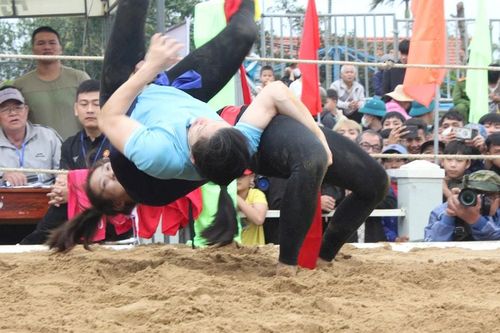 Đầu năm, về làng Sình xem nam, nữ tranh tài hội vật