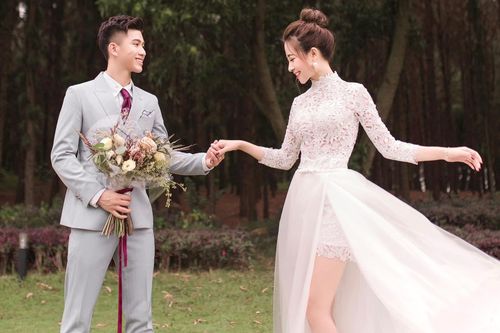 Phan Văn Đức kỷ niệm 5 năm ngày cưới 'cô giáo hot girl'